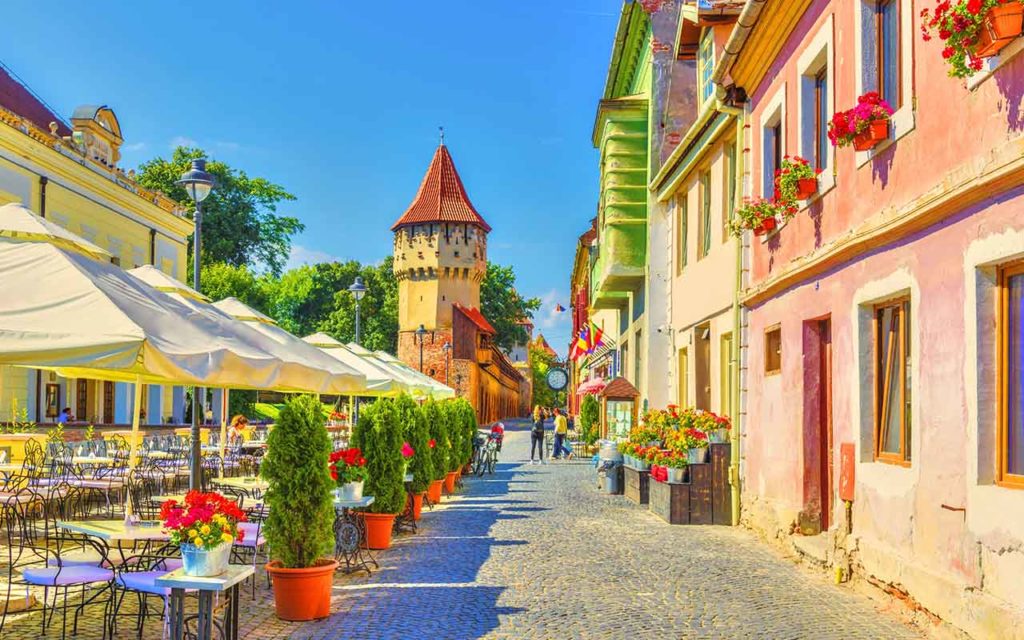 Mały plac i Wieża Cieśli w Sybinie, Rumunia.' Tower in Sibiu, Romania.