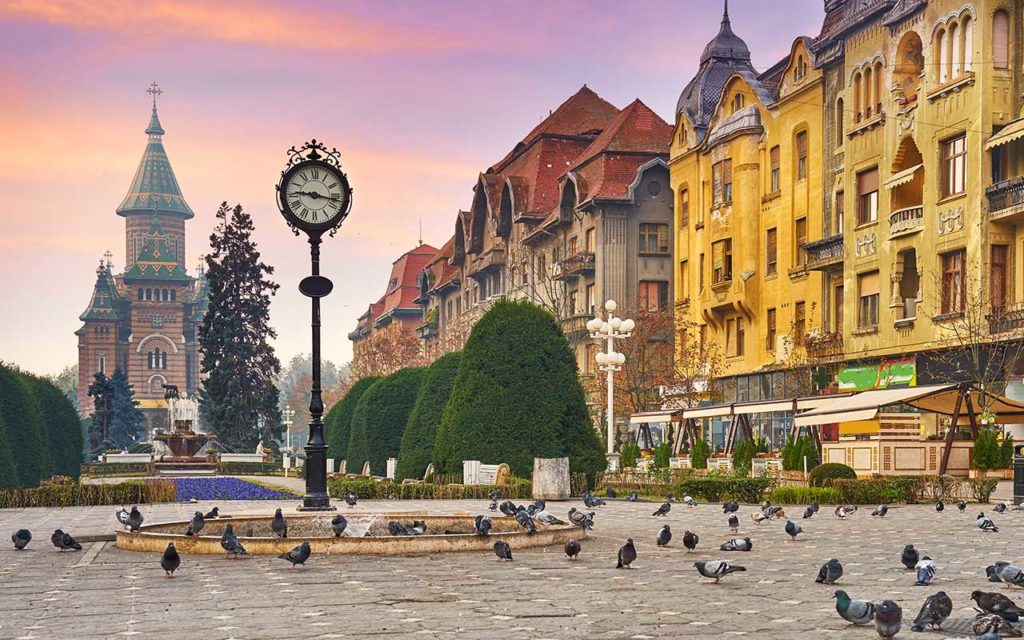 Reloj de la ciudad y Catedral Ortodoxa, Plaza de la Victoria, Timisoara, Rumanía