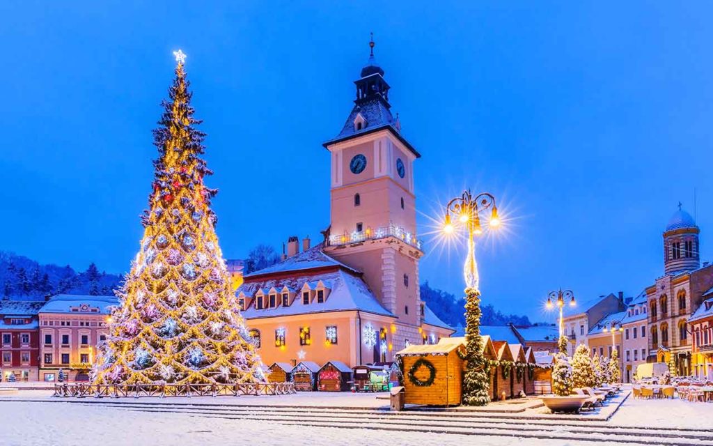 Brasov, Rumänien. Altstadt Weihnachtsmarkt in der Dämmerung.