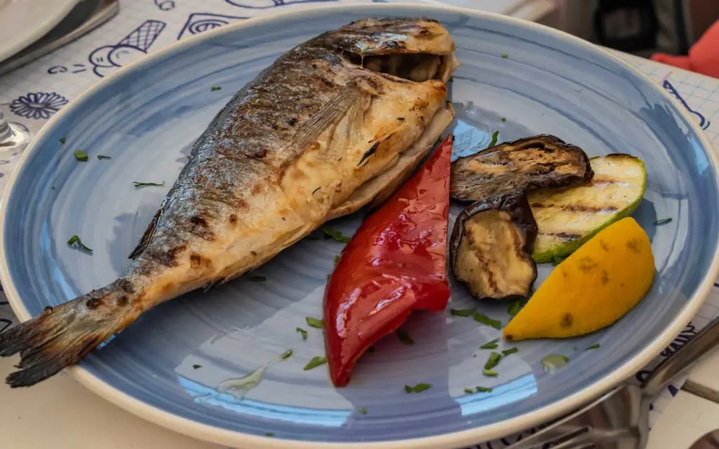 Albanian Food: Peshk dhe perime ne tave – Fish and Vegetables