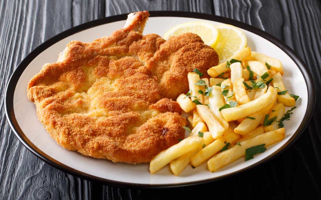 Argentinian Food: Milanesa con Papas Fritas (Escalope with French Fries)