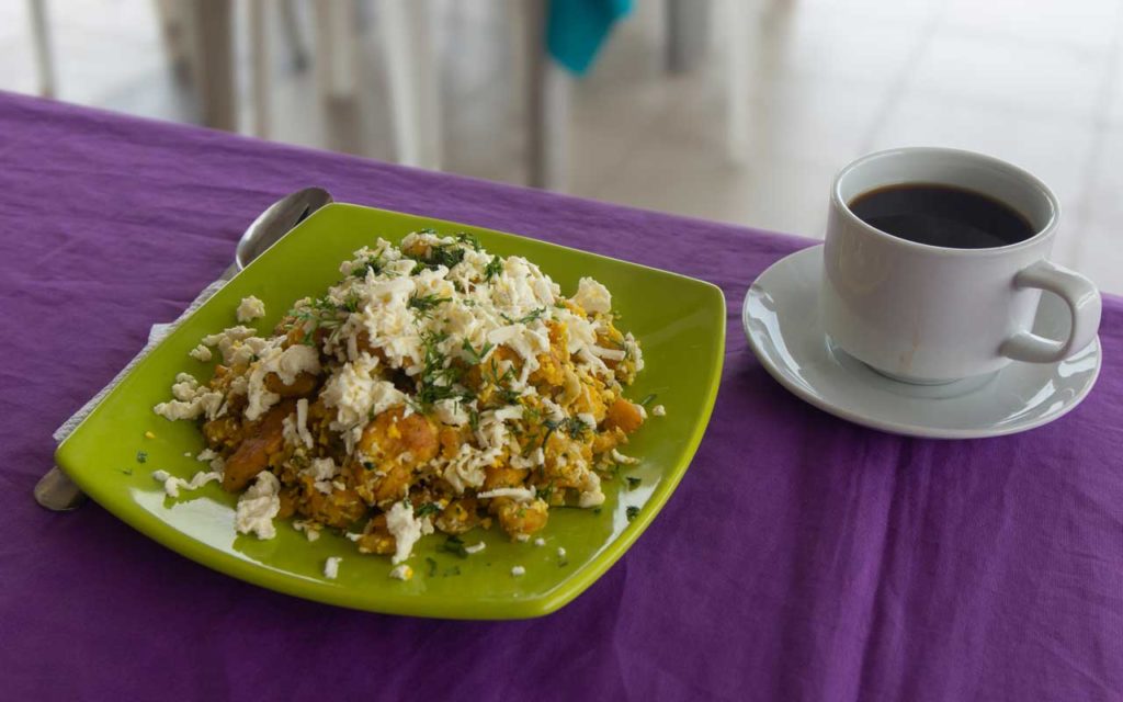  Comida ecuatoriana: tigrillo (huevos revueltos, plátano verde, queso y cebolla)