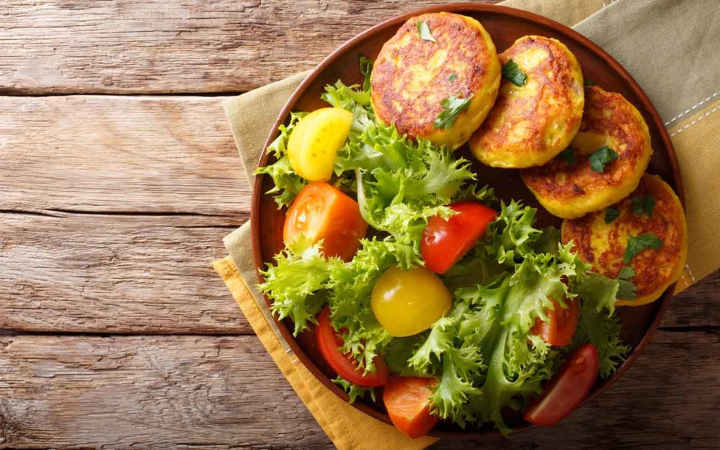  Nourriture équatorienne: llapingachos - tortillas de pommes de terre farcies au fromage 