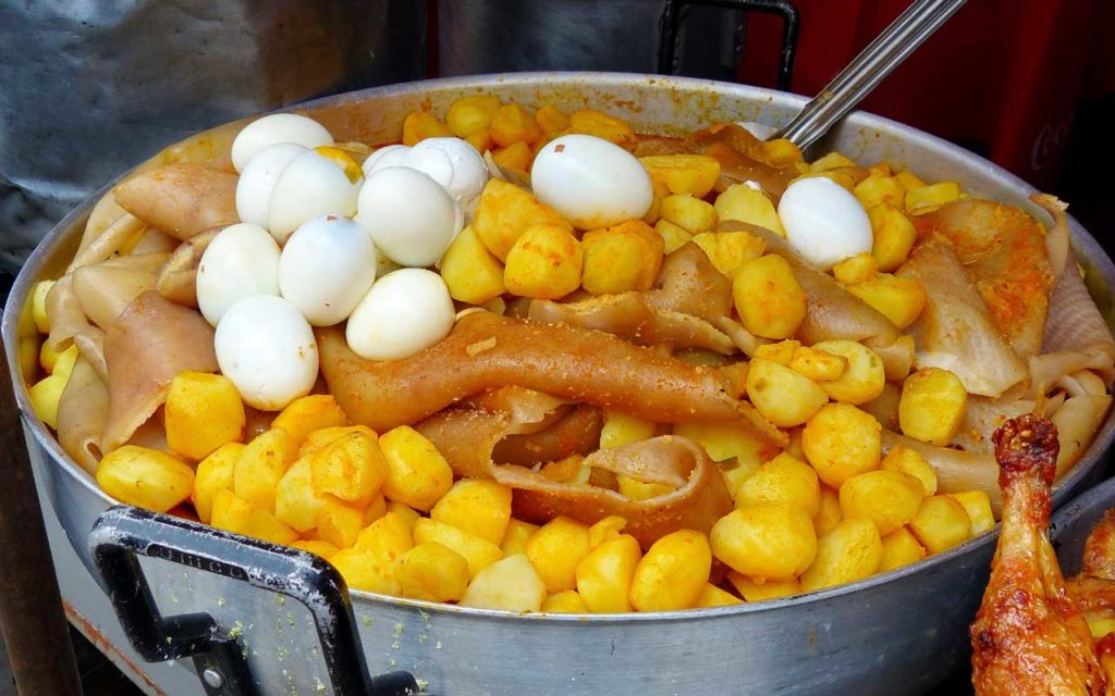  mâncare Ecuadoriană: papas con cuero-cartofi cu piele de porc