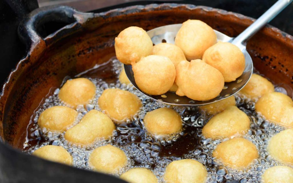 Buñuelos (Yucca Balls with Cheese).