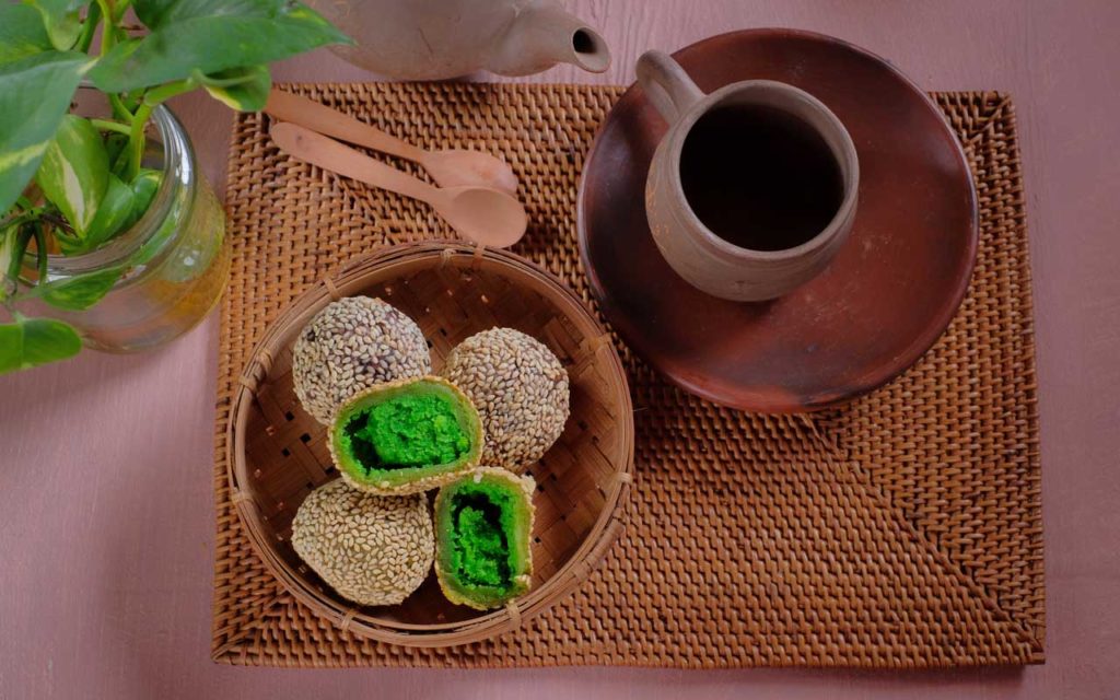 Indonesian Appetizer: Onde-Onde (Sesame Seed Balls)
