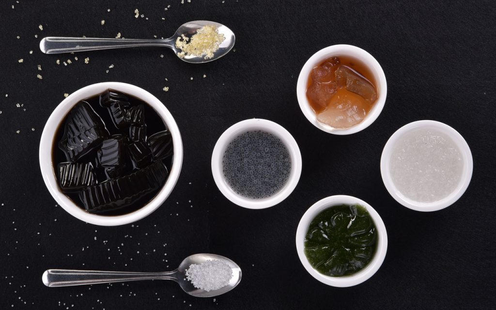 Vietnamese dessert: Sương Sáo Hạt é – Grass Jelly with Basil Seeds