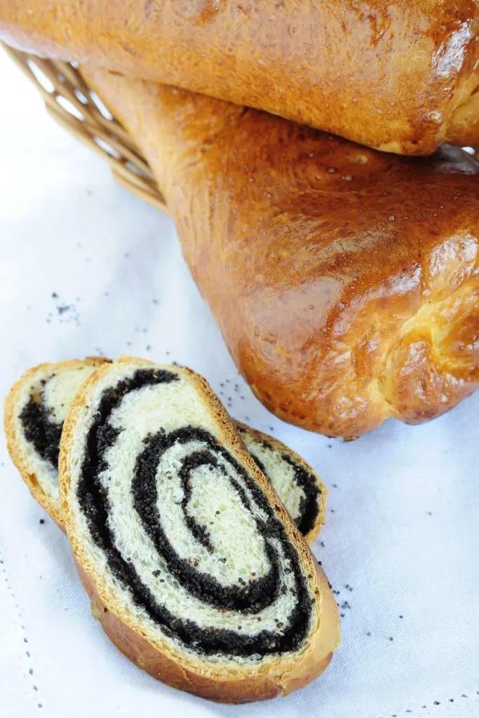 Banyky (Баники) – yeast rolls with poppy-seed filling.