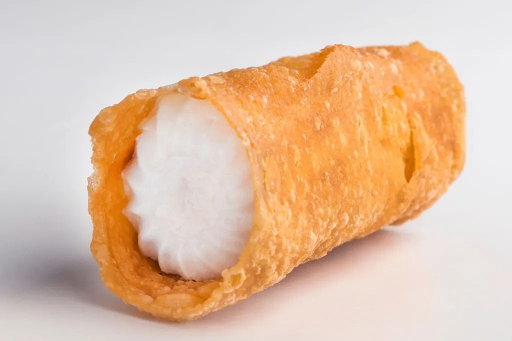 Gaznate Dulce (Fried Pastry with Cream).