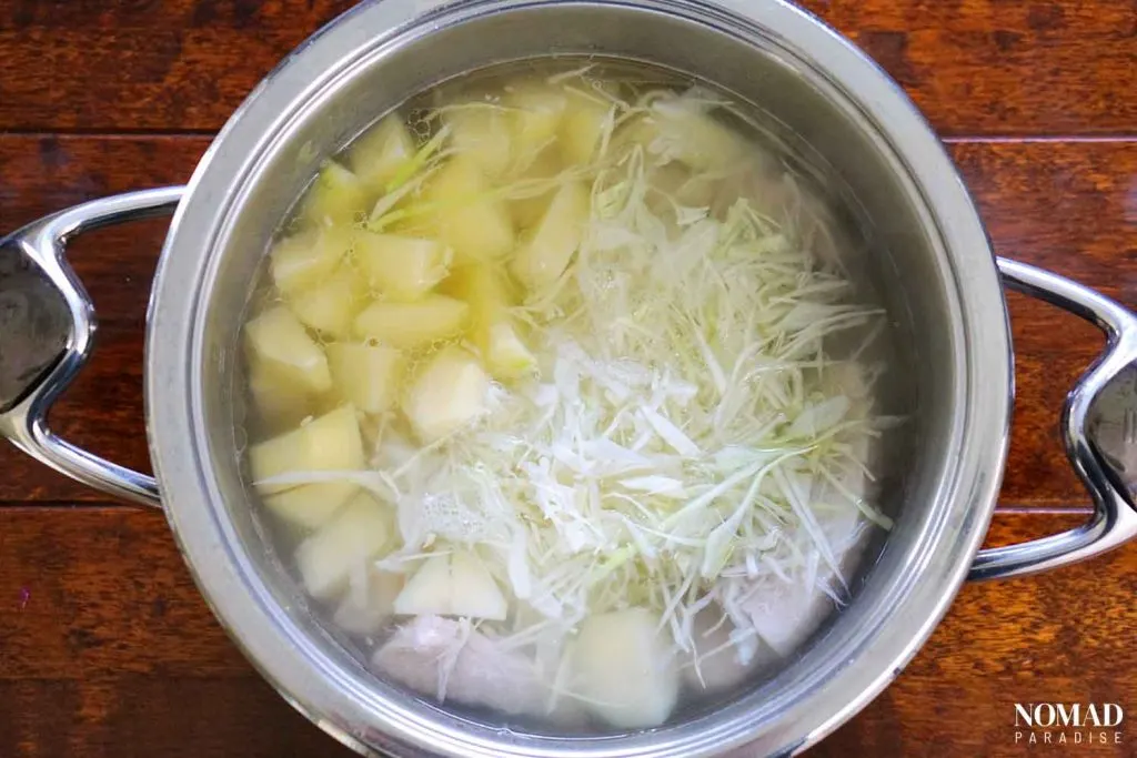 Borsch recipe step-by-step (boiling potatoes and cabbage).
