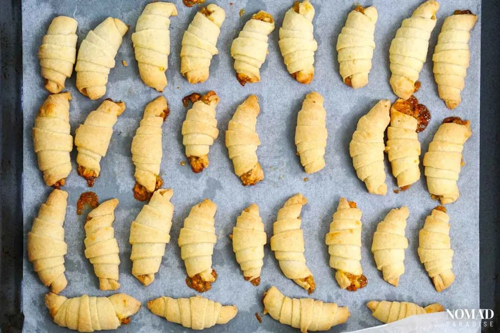 Cornulete Crescent Cookies Recipe Step by Step (cookies out of the oven).