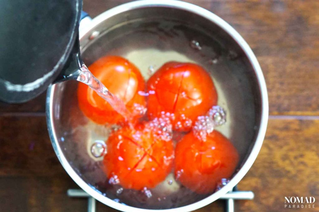 Lutenitsa recipe step-by-step (pouring boiling water over the tomatoes).