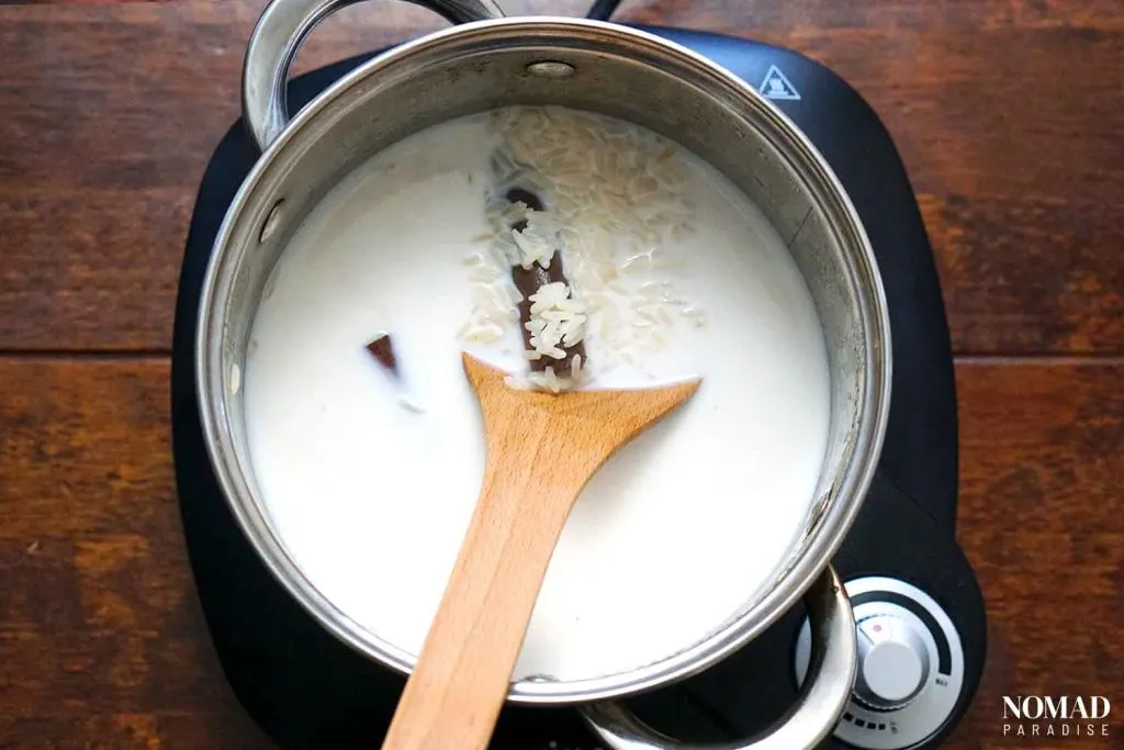 Arroz con leche step by step (adding the milk).